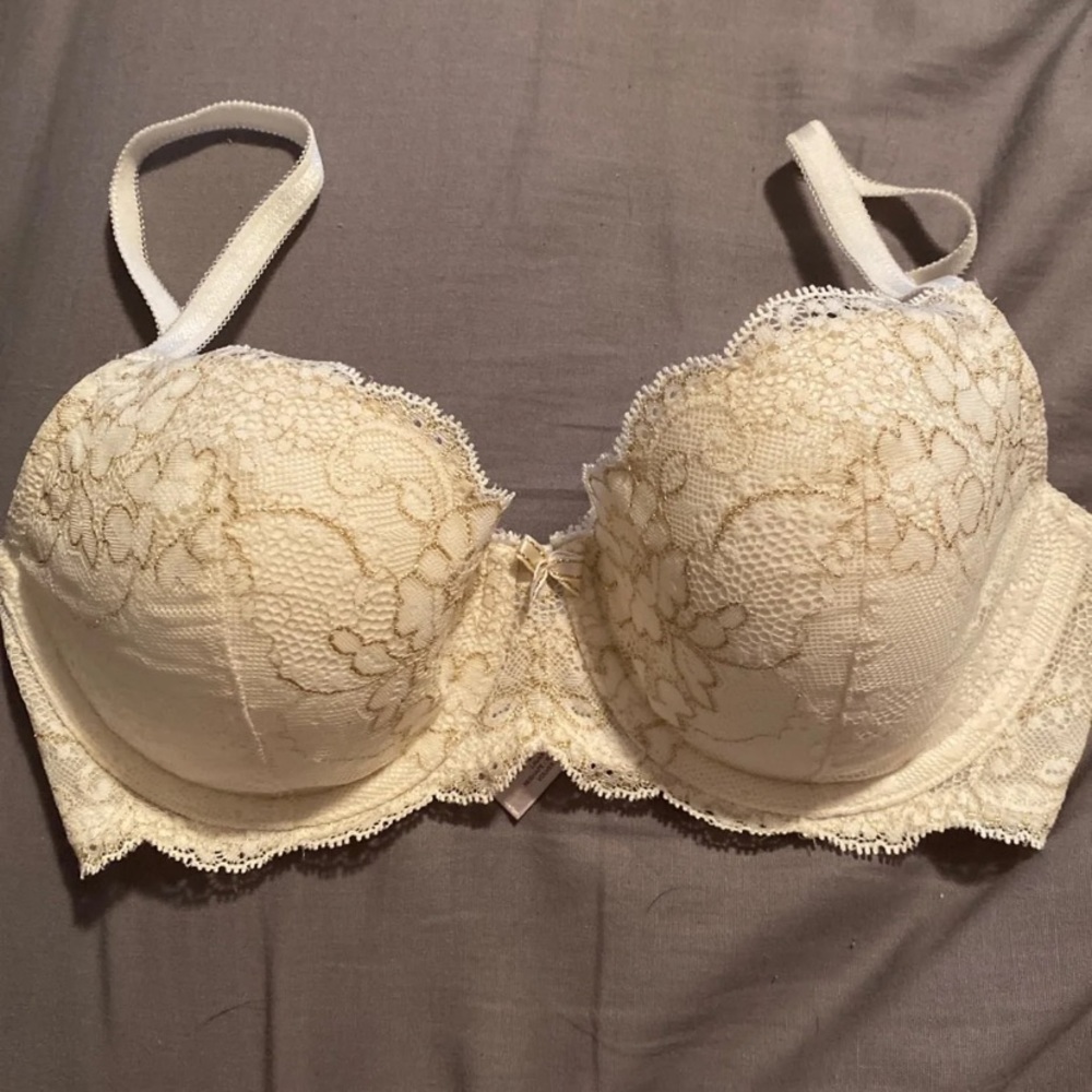 VS 32D lace bra